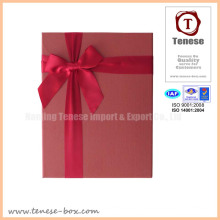 Boîte cadeau élégante en emballage rouge avec ruban